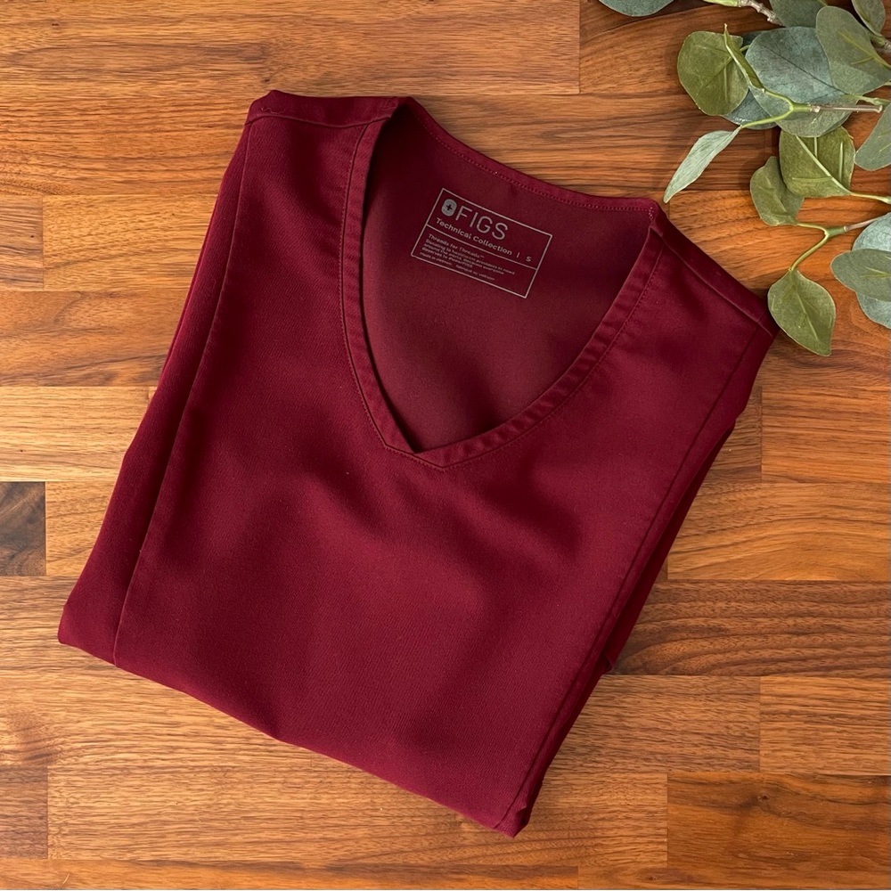 "Burgundy" Auburi Slim Scrub Top